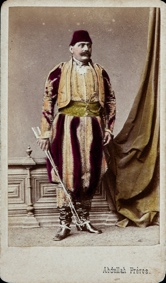 Une image contenant habits, peinture, Style rétro, vêtement sacerdotal Description générée automatiquement