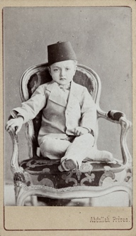 Une image contenant Visage humain, habits, bébé, Style rétro Description générée automatiquement