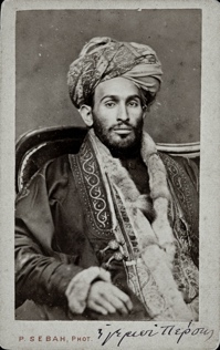 Une image contenant Visage humain, habits, turban, portrait Description générée automatiquement