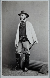Une image contenant habits, personne, Visage humain, chaussures Description générée automatiquement