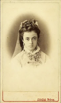 Une image contenant Visage humain, Style rétro, portrait, personne Description générée automatiquement