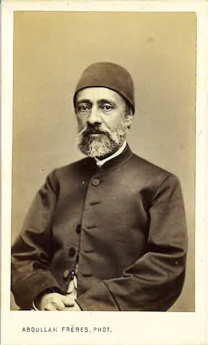 Une image contenant Visage humain, portrait, personne, homme Description générée automatiquement