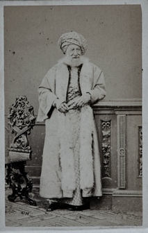 Une image contenant habits, Style rétro, Visage humain, art Description générée automatiquement