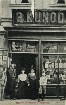 Une image contenant habits, bâtiment, magasin, homme Description générée automatiquement