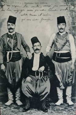 Une image contenant habits, Visage humain, personne, homme Description générée automatiquement