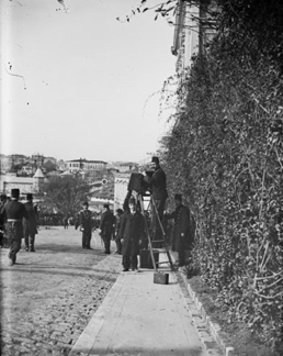 Une image contenant plein air, ciel, monochrome, habits Description générée automatiquement