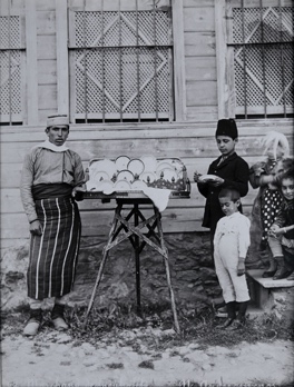 Une image contenant habits, bâtiment, chaussures, personne Description générée automatiquement