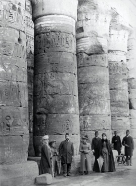 Une image contenant bâtiment, noir et blanc, Histoire, Histoire antique Description générée automatiquement