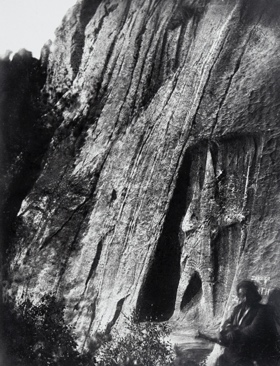 Une image contenant noir et blanc, plein air, grotte, montagne Description générée automatiquement