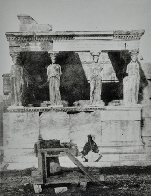 Une image contenant plein air, statue, bâtiment, noir et blanc Description générée automatiquement