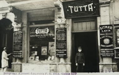 Une image contenant texte, bâtiment, noir et blanc, magasin Description générée automatiquement