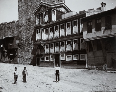 Une image contenant plein air, maison, bâtiment, ciel Description générée automatiquement