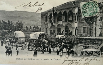 Une image contenant cheval, plein air, bâtiment, écriture manuscrite Description générée automatiquement