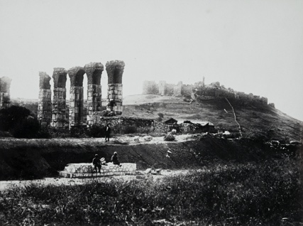 Une image contenant plein air, ciel, noir et blanc, herbe Description générée automatiquement