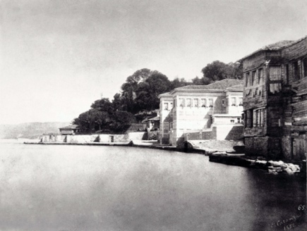 Une image contenant plein air, ciel, lac, bâtiment Description générée automatiquement