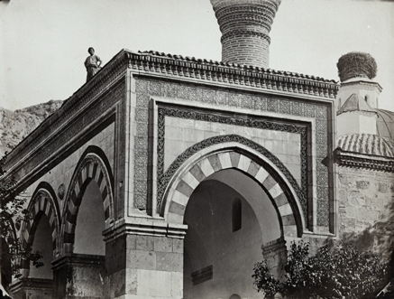 Une image contenant bâtiment, plein air, noir et blanc, arche Description générée automatiquement