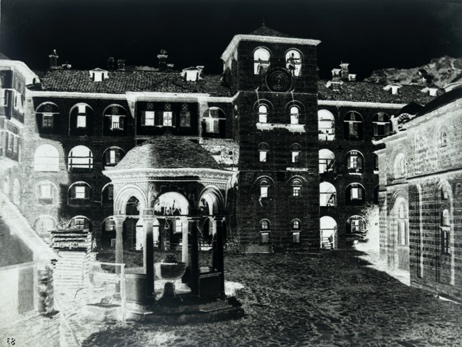 Une image contenant noir et blanc, plein air, bâtiment, fenêtre Description générée automatiquement