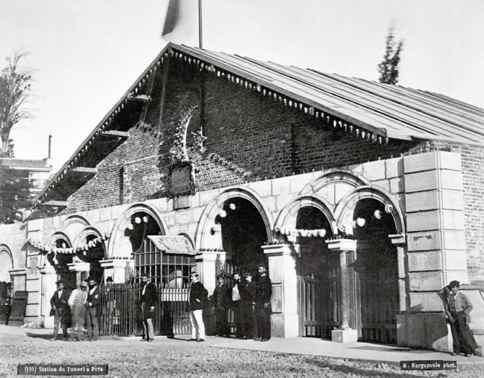Une image contenant plein air, bâtiment, ciel, église Description générée automatiquement