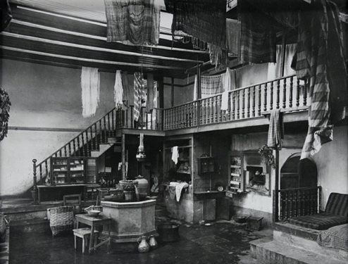 Une image contenant noir et blanc, bâtiment, meubles, monochrome Description générée automatiquement