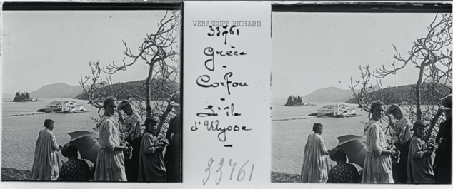 Une image contenant texte, plein air, Papier photographique, personne Description générée automatiquement